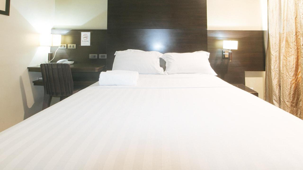 Lorenzzo Suites Hotel Makati City Buitenkant foto